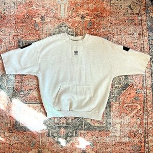 Adidas short-sleeved sweatshirt, in very good condition, worn only a few times.